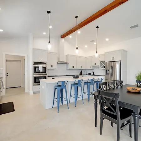 Modern Luxury Hill Country Escape Gorgeous Views Vila